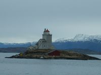 Tyrhaug fyrstasjon sett frå fjøra nedom Kyrhaug. Naust vart bygd i 1844, og i 1924 kom moloen. Foto: Olve Utne ]]