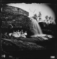 157. 852. Revelfossen i Mofjellet, med Gruppe. (Søster Milda.) - NB bldsa OTO0405 A.jpg