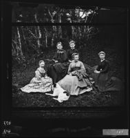 43. 854. Fru og Frk. Nannestad med Følge i Skogen. (Søster Milda.) - NB bldsa OTO0407 A.jpg