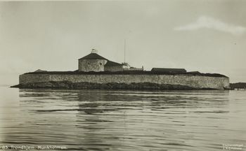 85 Trondhjem Munkholmen - no-nb digifoto 20150622 00084 bldsa PK17079.jpg