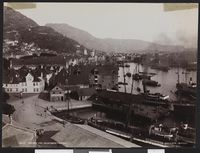 Bergen sett fra Valkendorftårnet på slutten av 1800-tallet. Foto: Knud Knudsen (1888-94).