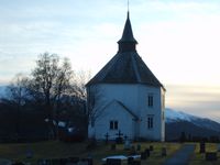 Kyrkja frå aust. Foto: Olve Utne (2009).