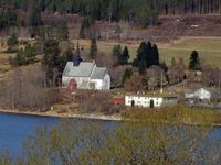 Tingvoll kyrkje og prestegard. Foto: Olve Utne (2009).