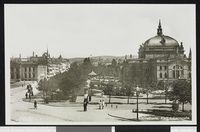 Karl Johans gate og Nationaltheatret Foto: Nasjonalbiblioteket