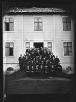 Elever og ansatte ved skolen. Foto: Ole Tobias Olsen (omkr. 1860–1900).