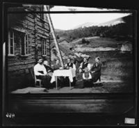 86. 911. Bjeldaanes. Familiegruppe ved Væggen - NB bldsa OTO0466 A.jpg