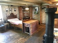 Interiør fra soverommet i sommerhuset. Foto: Svend Aage Madsen (2020).