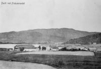 Fiskumgårdene med Fiskumvannet i bakgrunnen.