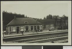 Strømmen stasjon 1920. Bråte gård i bakgrunnen. Carl Normann/Nasjonalbiblioteket.
