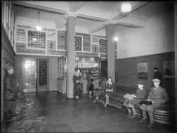 Fra vestibylen, sett mot dørene mot Kirkeveien. Foto: Nasjonalbiblioteket