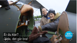 Asbjørn Larsen på vei opp i flyet.