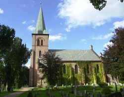 Kirken fra samme vinkel omkring 100 år senere. Foto: Eva Groven (2001).
