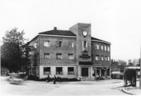 Asker sparebank i krysset mellom Semsveien og den daværende Drammensveien (1934). Foto: Asker bibliotek]] (1946).