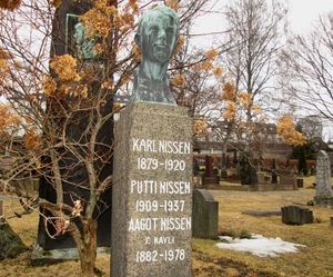 Aagot og Karl Nissen gravminne.jpg