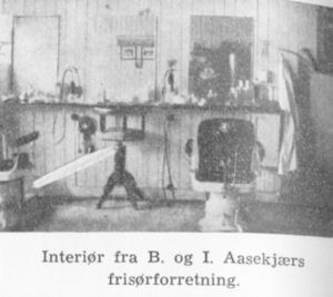 Aasekjærs frisørforretning, interiør (Buskerud fylkesleksikon, s1020).jpg