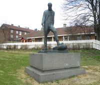 Statue av Aasmund Olavsson Vinje ved Sogn studentby, utført av Dyre Vaa (1968). Foto: Stig Rune Pedersen