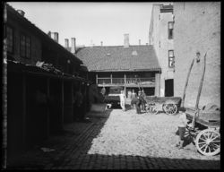 Bakgården til Karl XIIs gate 24 og 26. Foto: Ukjent / Nasjonalbiblioteket