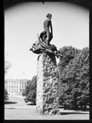 Abelmonumentet i Slottsparken, reist i 1908. Foto: Ukjent / Nasjonalbiblioteket (1952–1953).
