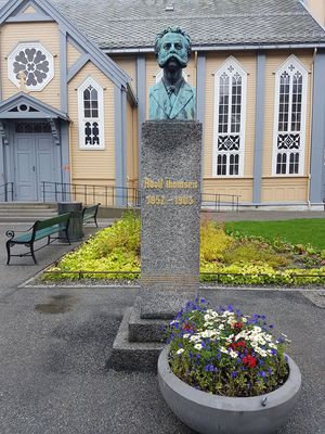 Adolf Thomsen byste Tromsø.jpg