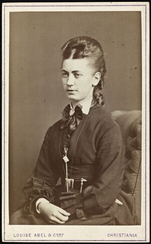 Agnes Lie (Visittkortfoto, blds 05826).jpg