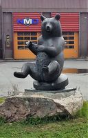 "Akende bjørn" utenfor Norsk Medisinaldepot sitt lager ved Bjørnebåsen på Blåbærhaugen i Harstad. Foto: Gunnar E. Kristiansen