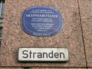 Aker Brygge blå plakett skipssabotasje.JPG