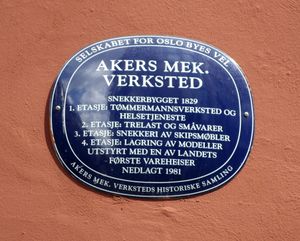 Aker mekaniske verksted blå plakett Bryggegata.jpg