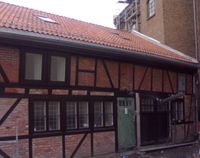 Akers mekaniske verksted ble startet i denne bygningen ved Akerselva på Grünerløkka av Peter Severin Steenstrup i 1842. Bygningen ligger nede ved elva på Christiania Seildugsfabriks område.