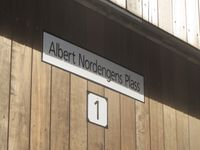 Skilt ved Albert Nordenges plass på Tjuvholmen i Oslo. Foto: Stig Rune Pedersen