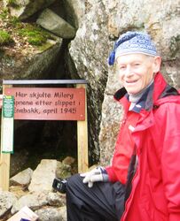 Alf Stefferud ved oppsetting av minnetavle ved Åmotdammen i april 2012. Foto Steinar Bunæs.