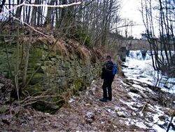 Alf Stefferud på sondering etter egnet plass for ny oppgangssag ved tidligere Gisledal mølle. Foto 2005 Steinar Bunæs.