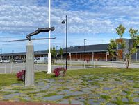 Motiv fra Alta lufthavn, med statuen av altaværingen Bjørn Wirkola. Foto: Lars Egil Sørsdal (2020)