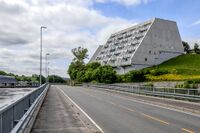 Terrasseblokkene i Utsiktsveien er oppført av AS Selvaagbygg og sto ferdige i 1975. Foto: Leif-Harald Ruud (2022)