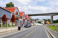 Boliger med maritim beliggenhet og med Sandesund bru i bakgrunnen. Foto: Leif-Harald Ruud (2022)