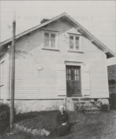Amalia Bolette Elle utenfor hjemmet sitt i 1930-åra. Her drev hun både tale- og telegrafstasjon. Ukjent fotograf.
