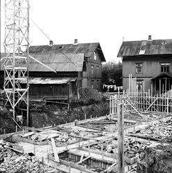 Ambgårdene 1958. De gamle fra 1890-årene rives for å gi plass til de nye.