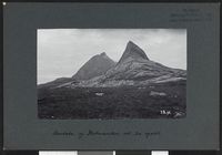 6. Ambota og Hestmanden set fra sydøst - no-nb digifoto 20160317 00153 bldsa NGU0392.jpg