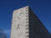 Ammerudhellinga 70-80, en av de fire store Ammerudblokkene. Kunst på endevegg av Knut Steen. Foto: Stig Rune Pedersen