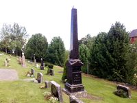 Det ruvende gravminnet til Amund og Oline Bøe, som eide storgarden Gran. Foto: Trond Nygård (2011).