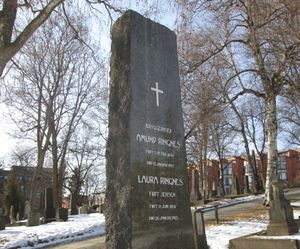 Amund Ringnes gravminne 2.jpg