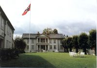 Inntunet på garden, med de to våningshusa.