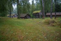 Noen av de gamle tømmerstuene som Hallén-familien har flytta til garden.