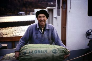 Anfinn hentar poteter.jpg