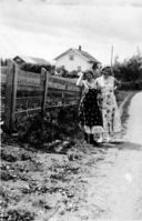 Agnes Røise sammen med Anna Johnsen ca 1919.