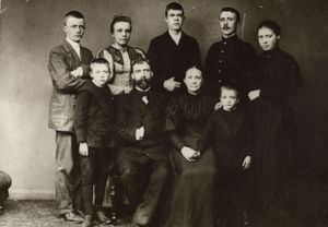 Anna og Ingebrigt Bøe med barn 1900.jpg