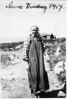 Bilete 9: Anne med spann i bakken ned mot Osestølen. Her var ho gravid med Ingebjørg, som vart fødd 6. oktober dette året. Difor har ho ikkje jutl i stakken. Ukjent fotograf, 1917.