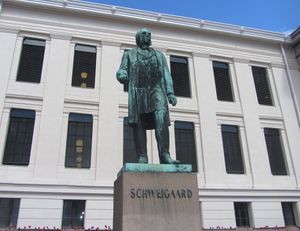 Anton Martin Schweigaard statue universitetsplassen.jpg