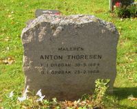 Den lokale maleren Anton Thoresens gravminne på Drøbak kirkegård. Foto: Stig Rune Pedersen