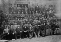 16. Arbeidere ved Vestfos Cellulosefabrik (oeb-194017).jpg