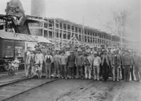 17. Arbeidere ved Vestfos Cellulosefabrik (oeb-194018).jpg